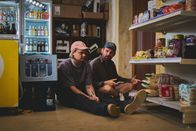 neoriginal: Späti – Fred (Wilson Gonzalez, l.) und Konnopke (Alexander Finkenwirth, r.) planen ihren großen Durchbruch als Musiker.