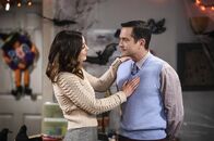 Männerwirtschaft – Emily (Lindsay Sloane, l.); Felix Unger (Thomas Lennon, r.)