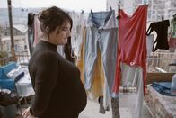 SRF DOK: Mutter unter Vertrag - Leihmutterschaft in Georgien – Zhana trägt zum dritten Mal ein Kind für eine fremde Familie aus – als Leihmutter in Georgien.