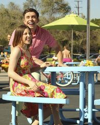 The Middle – Sue (Eden Sher, l.) unterhält sich mit ehemaligen Mitschülern über das College Leben und das Gespräch mit Brad (Brock Ciarlelli, r.) entwickelt sich etwas anders, als gedacht ...
