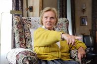 Und weg bist Du – Wird als Opfer auserkoren, um Jelas Schicksal abzuwenden: die missgelaunte Nachbarin Frau Griek (Ruth Maria Kubitschek), die seit 20 Jahren auf den Tod wartet ...