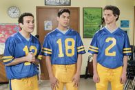 The Goldbergs – (v.li.) Troy Gentile (Barry Goldberg), Niko Guardado (Rubén Amaro Jr.), Jackie Radinsky (Sergei Tarbokomous).