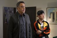 Single Parents – Douglas Fogerty (Brad Garrett, l.); Miggy Park (Jake Choi, r.)