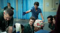 This Is Going to Hurt – This Is Going to Hurt Staffel 1 Folge 4 Lebensrettung in der Notaufnahme: Ben Whishaw (mit blauen Handschuhen) als Adam Kay Copyright: SRF/2022 SRF und SISTER/BBC/BBC Studios/AMC