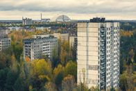 Tschernobyl - Die Katastrophe – Im November 2016 wird die neue Schutzhülle aus Edelstahl, das sogenannte "New Safe Confinement", über dem mehrfach notdürftig sanierten Sarkophag eingeweiht. Die bis zu 108 Meter hohe Hülle soll die Umgebung 100 Jahre lang vor Strahlung schützen.