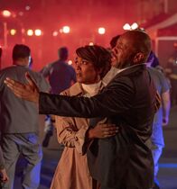 9-1-1 Notruf L.A. – Athena Grant (Angela Bassett, l.); Rockmond Dunbar (Michael Grant, r.)