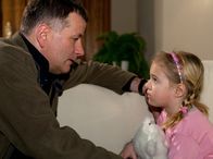 In aller Freundschaft – Roland (Thomas Rühmann) muss seiner Tochter Lisa (Ella Zirzow) sagen, dass ihre Mutter bei einem Flugzeugabsturz ums Leben gekommen ist.