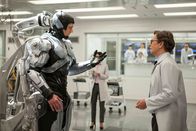 RoboCop – Nachdem der Cop Alex Murphy (Joel Kinnaman, l.) einer Sprengladung zum Opfer gefallen ist, nutzt ihn Dr. Norton (Gary Oldman, r.) als Versuchsperson und verwandelt ihn in eine Mischung aus Mensch und Maschine - und erschafft so den ersten RoboCop ...