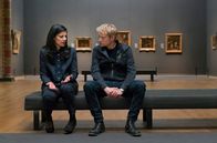 Kommissar van der Valk – ARD Degeto KOMMISSAR VAN DER VALK - DUELL IN AMSTERDAM, "Van der Valk - Love in Amsterdam" Uhr im ERSTEN. Kommissar Piet Van der Valk (Marc Warren) weiß, dass ihm Vineeta Rishi (Theresa Ramecker) etwas verheimlicht.
