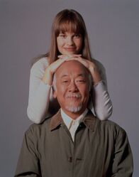 Karate Kid IV - Die nächste Generation – Nach anfänglicher Ablehnung findet die mürrische und in sich gekehrte Julie (Hilary Swank, oben) Gefallen an Mr. Miyagis (Noriyuki "Pat" Morita, unten) Lehren der Philosophie und seinen fernöstlichen Kampftechniken ...