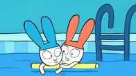 Simon – Mit Hilfe einer Schwimmnudel können Simon (l.) und Lou (r.) ihren ersten Sprung ins Schwimmbecken am Ende doch noch wagen.