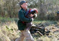 Die Zeit der Kraniche – Lutz (Bernhard Schir) hat mit seiner Tochter Lea ein Baby im Wald gefunden.