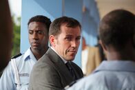 Death in Paradise – DI Richard Poole (Ben Miller, M.) geht es nicht darum, einen Fall möglichst schnell abzuschließen, sondern die Wahrheit herauszufinden. Unterstützt wird er dabei von seinen Kollegen der Polizei, wie Fidel Best (Gary Carr, l.).