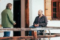 Die Bergretter – Markus (Sebastian Ströbel, l.) versucht, Hans Reisinger (Urs Jucker, r.) zur Vernunft zu bringen.