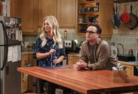 The Big Bang Theory – Sind nicht gerade angetan von Sheldon und Amys Umgestaltungsmaßnahmen: Penny (Kaley Cuoco, l.) und Leonard (Johnny Galecki, r.). Wird das der letzte Mitbewohner-Konflikt zwischen den Streithähnen?