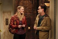 The Big Bang Theory – Wollen es noch einmal miteinander versuchen - doch wird es klappen? Leonard (Johnny Galecki, r.) und Penny (Kaley Cuoco, l.) ...