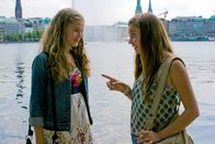 Emmas Chatroom – Emma (Sophie Karbjinski, li.) und Ally (Marny Kennedy, re.) hecken einen Plan aus, wie sie Jackie am besten helfen können.