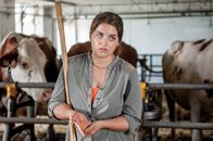 Der Bergdoktor – Hofarbeit hat sich Lilli Gruber (Ronja Forcher) einfacher vorgestellt, als sie sich breitschlagen ließ, ihrem Vater Hans unter die Arme zu greifen.