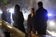 Castle – Als seine alte Freundin Eva ermordet wird, möchte Castle (Nathan Fillion, r.) selbst ermitteln. Doch Kate (Stana Katic, l.) muss ihn bei der misstrauischen Detektivin Teely (Suleka Mathew, M.) verteidigen ...