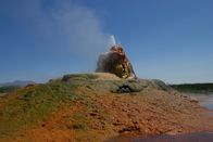 Die Entstehung der Erde – Heiße Mineralquellen sprudeln Wasser aus dem Inneren heraus.