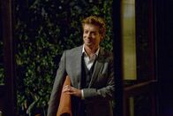 The Mentalist – Als die Leiche von Harry Lashley im Büro seines Chefs gefunden wird, wird das CBI gerufen. Patrick Jane (Simon Baker) begibt sich auf Spurensuche.