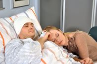 Rote Rosen – ARD ROTE ROSEN FOLGE 1268 Uhr im ERSTEN. Lars (Peter Foyse, l.) ist gerührt, dass Jule (Kim-Sarah Brandts, r.) die ganze Nacht an seinem Bett gewacht hat.
