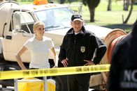 Navy CIS – L-R: Bishop (Emily Wickersham) und Gibbs (Mark Harmon) ganz entspannt - obwohl ihr neuer Fall sie vor viele Rätsel stellt ...
