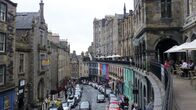 Edinburgh - die Perle Schottlands – Die Victoria Street in Edinburgh ist angeblich Vorbild für Harry Potters "Diagon Alley".