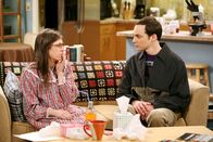 The Big Bang Theory – Selbst als Amy (Mayim Bialik, l.) bereits wieder gesund ist, spielt sie weiterhin die Kranke, um Berührungen von Sheldon (Jim Parsons, r.) zu erhalten. Doch Sheldon entdeckt bald den Betrug und erklärt, dass er sie bestrafen muss, damit so etwas nicht wieder vorkommt ...