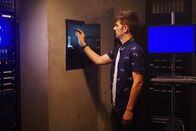 Ghosted – Glaubt, dass mit dem neuen Computersystem, dass ihnen angeblich die Arbeit erleichtern soll, etwas nicht stimmt: Max (Adam Scott) ...
