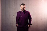Edins Neo Night – Edin Hasanovic leger gekleidet für seine ZDFneo-Show "Edins Neo Night".