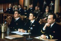 Eine Frage der Ehre – Lt. Daniel Kaffee (Tom Cruise, l.), Lt. Cdr. Joanne Galloway (Demi Moore, M.) und Lt. Sam Weinberg (Kevin Pollak, r.) verteidigen den Angeklagten Dawson.