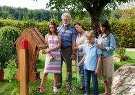 Eine Liebe später – Julika (Lucie Heinze, re.) trauert mit ihren Kindern Leni (Falka Klare, li.), Max (Simon Tiefenbacher, 2. v. re.) und ihren Schwiegereltern Georg (Miroslav Nemec, 2. v. li.) und Christa (Lilly Forgách, 3. v. li.).
