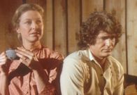 Unsere kleine Farm – Charles (Michael Landon, r.) und Caroline (Karen Grassle, l.) machen sich große Sorgen um die Zukunft der Blindenschule, in der ihre Tochter Mary arbeitet.