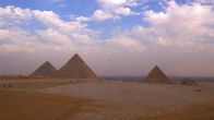 Die Pyramiden – Auf der Hochebene von Gizeh reihen sich die Cheops-, die Chephren- und die Menkaure-Pyramide in einer perfekten Linie aneinander.