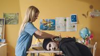 Die Regeln von Floor – Floor (Bobbie Mulder) will Kees (Ole Kroes) bei seinem Ohrloch helfen.