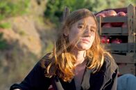 Music – Iro (Agathe Bonitzer) fährt zu ihrer Familie.