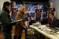SOKO Stuttgart – Martina Seiffert (Astrid M. Fünderich, M.) und Rico Sander (Benjamin Strecker, l.) ermitteln: Hat der despotische Präsident des Handballvereins "1. HC Stuttgart", Friedrich Brett (Bruno F. Apitz, r.) die ehemalige Vereinslegende umgebracht, weil dieser ihm sein Präsidentenamt streitig machen wollte?