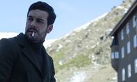 Der unsichtbare Gast – Adrián (Mario Casas) schwimmen die Felle davon: In einem einsamen Hotel in einem von innen abgesperrten Zimmer wurde seine Geliebte Laura ermordet – mit ihm an der Seite.
