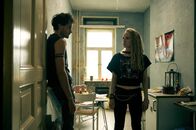 Die Heiland - Wir sind Anwalt – Was weiß Mik Waruschan (Pepe Harder, l.), der Ex-Freund von Natti Hendricks (Luzia Oppermann, r.), über den Giftanschlag auf den Pfarrer?