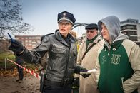 Notruf Hafenkante – Melanie (Sanna Englund, l.) befragt den Zeugen (Komparse), der den Notruf alarmierte.