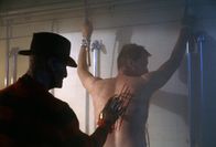 A Nightmare on Elm Street 2: Die Rache – Freddy Krueger (Robert Englund, l.)