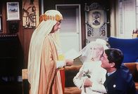 Bezaubernde Jeannie – Barbara Eden (Jeannie), Larry Hagman (Anthony "Tony" Nelson, re.).