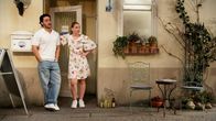Rote Rosen – Elyas (Mehmet Daloglu, l.) veranstaltet seine Date-Night in der Wäscherei, um Kunden zu akquirieren. Doch er hat einen Großauftrag vergessen. Bella (Alessia Mazzola, r.) hilft ihm dabei und das Event kann wie geplant stattfinden.