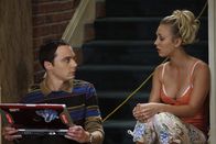 The Big Bang Theory – Als Penny (Kaley Cuoco, r.) Leonard, Sheldon, Howard und Raj ihren neuen Freund Eric vorstellt, beschließt Leonard, sich auf eine Beziehung mit seiner Kollegin Leslie Winkle einzulassen. Sheldon (Jim Parsons, l.) kann es nicht fassen, schließlich ist Leslie seine Erzfeindin, die ihn bei jeder Gelegenheit beleidigt ...