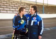 In aller Freundschaft – 30 Uhr. Der Radrennfahrer Florian (Frederic Komp) hat es geschaftt: Das Profilager öffnet Türen und Tore für das Naturtalent und sein Trainer (Joachim Laetsch, rechts) soll zum Assistenten des Cheftrainers ernannt werden.