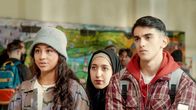 Almania – Nachdem der Lehrer Frank Stimpel die Klasse mit Hilfe der Polizei zur Schule hat bringen lassen, halten ihn die Schüler*innen Leyla (Samirah Breuer), Dilara (Jansel Dogan) und Osman (Mido Kotaini) glauben für einen sog. „31er“.