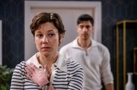Sturm der Liebe – Leander (Marcel Zuschlag, r.) ist fassungslos, als Eleni (Dorothée Neff, l.) ihm eröffnet, dass sie schwanger ist.