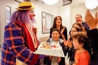 Modern Family – (v.li.) Eric Stonestreet (Cameron Tucker), Rico Rodriguez (Manny Delgado), Sofía Vergara (Gloria Delgado), Ariel Winter (Alex Dunphy), Sarah Hyland (Haley Dunphy), Jay (Ed O'Neill) and Luke (Nolan Gould), Ed O'Neill (Jay Pritchett), Nolan Gould (Luke Dunphy).