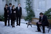 How I Met Your Mother – Marshalls Vater Marvin wird beerdigt, Ted (Josh Radnor, 2.v.l.), Barney (Neil Patrick Harris, 2.v.r.), Lily (Alyson Hannigan, M.) und Robin (Cobie Smulders, l.) stehen Marshall (Jason Segel, r.) zur Seite ...